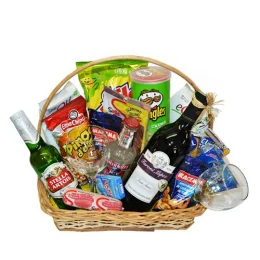 Cesta de guloseimas e bebidas
